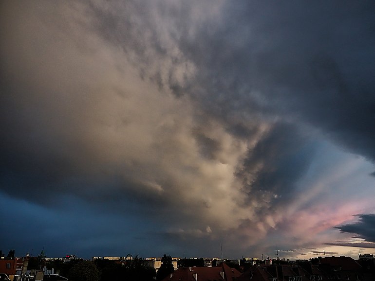 Wiatr i chmury, przelotny śnieg pod koniec roku [POGODA]