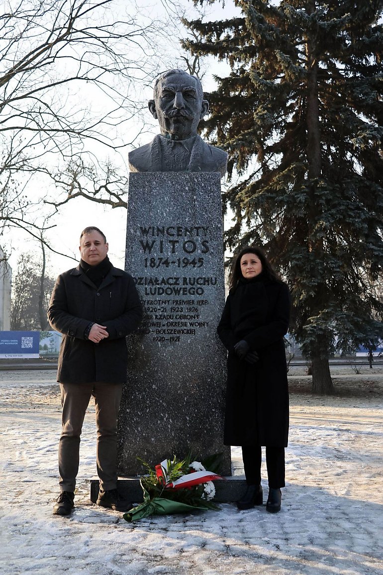 151. urodziny Wincentego Witosa uczczone w Bydgoszczy! Pod pomnikiem jednego z ojców Niepodległości pojawiły się kwiaty