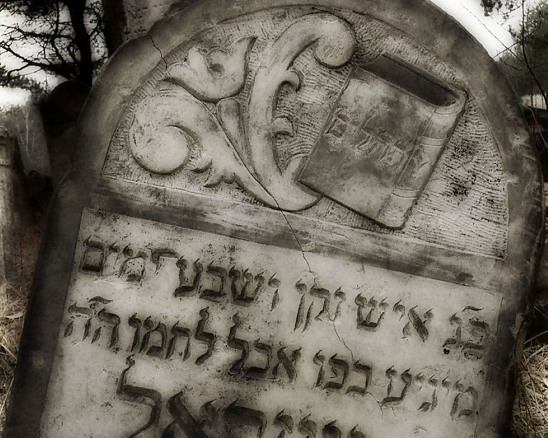 Niekończąca się lista imion i odłamki mogił. Dziś obchodzimy Międzynarodowy Dzień Pamięci o Ofiarach Holokaustu