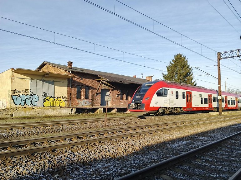 Są nowoczesne pociągi, jest nowoczesna infrastruktura, ale nie ma... nowoczesnego tempa? Radny Radosław Kempiński składa interpelację