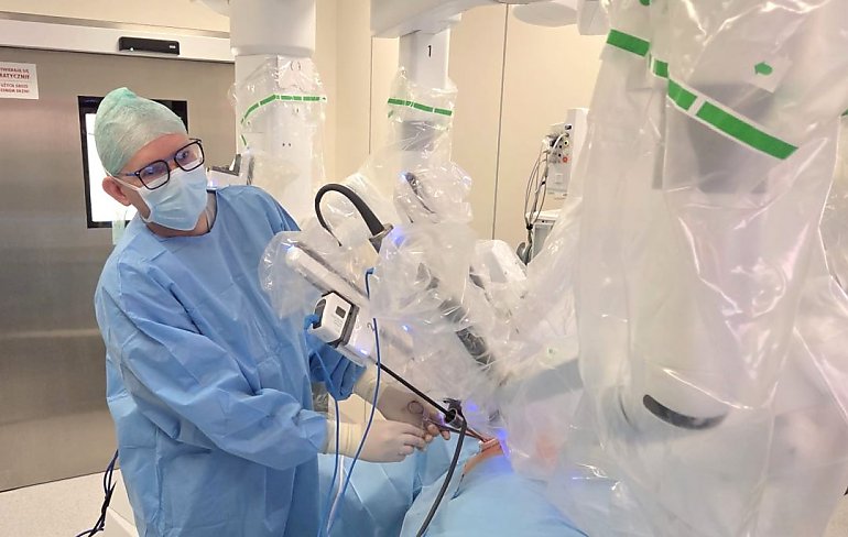 Dwa precyzyjne cięcia zamiast pięciu. Pierwsza taka operacja w regionie, a może i w całej Polsce!