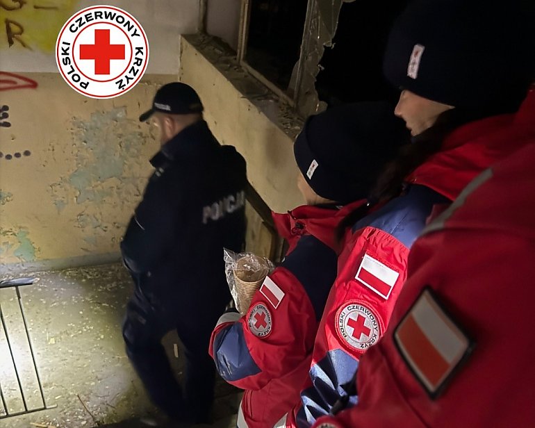 Ciepłe napoje, gorąca zupa i kanapki.  PCK zaprasza i gości u potrzebujących