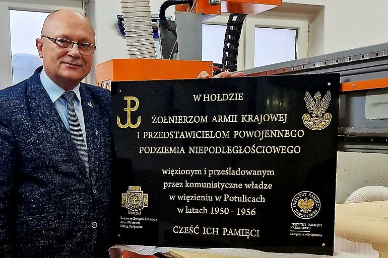 Tablica Pamięci Żołnierzy Armii Krajowej zawiśnie na murze więzienia w Potulicach