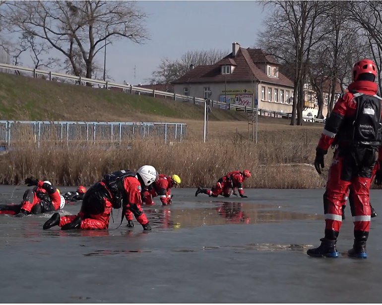 Niebezpieczeństwo na lodzie. Policjanci z regionu ćwiczyli ratownictwo wodne w warunkach zimowych