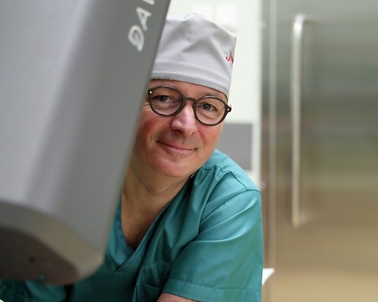 Doświadczenie na miarę 1000 operacji! Prof. Tomasz Drewa ze Szpitala Jurasza wykonał jubileuszowy zabieg