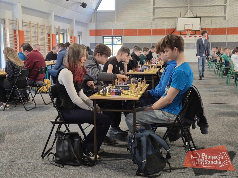 Szkolna rywalizacja na światowym poziomie: Szachowy zawrotny turniej w Szubinie!