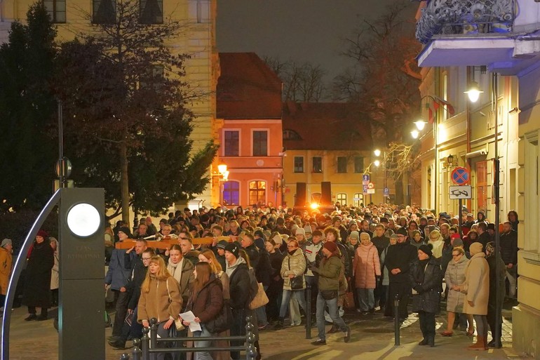 Bydgoszcz: Tłumy na Drodze Krzyżowej – wyjątkowe świadectwo wiary w sercu miasta