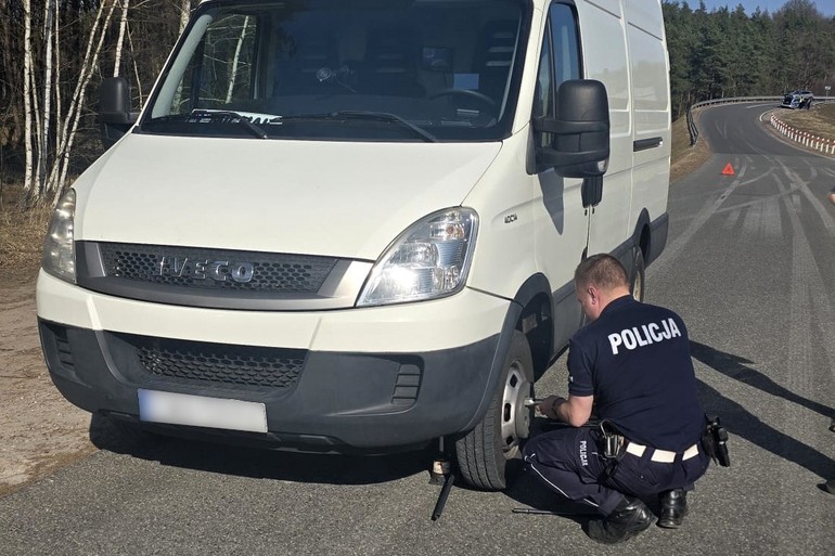 Policyjny duet bohaterów ratuje kierowcę na autostradzie!
