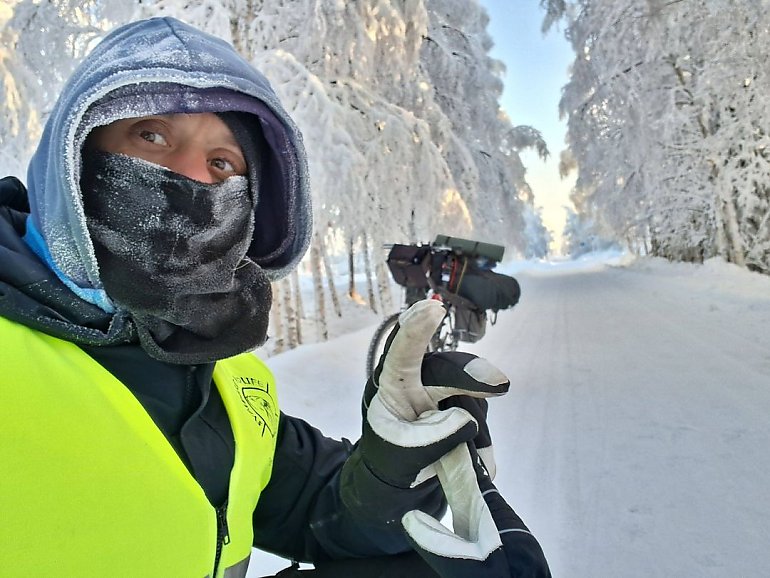 Przemierza świat od bieguna do bieguna, by pomóc dzieciom! Grzegorz Stenka pozdrawia ze szlaku i prosi o wsparcie