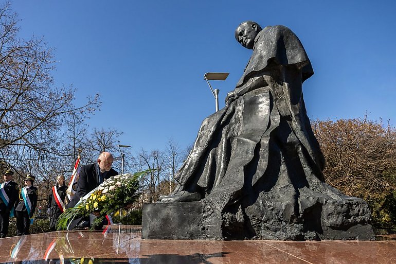21 lat temu Ojciec Święty Jan Paweł II powrócił do Domu Ojca. Władze województwa oddały hołd swojemu patronowi  