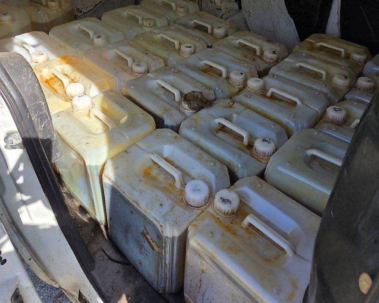 Narkotyki w płynie? Policjanci zatrzymali  samochód z zaskakującym ładunkiem