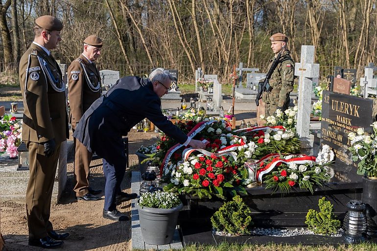  Kwiaty i pamięć na lokalnych cmentarzach. Region oddaje hołd ofiarom katastrofy smoleńskiej