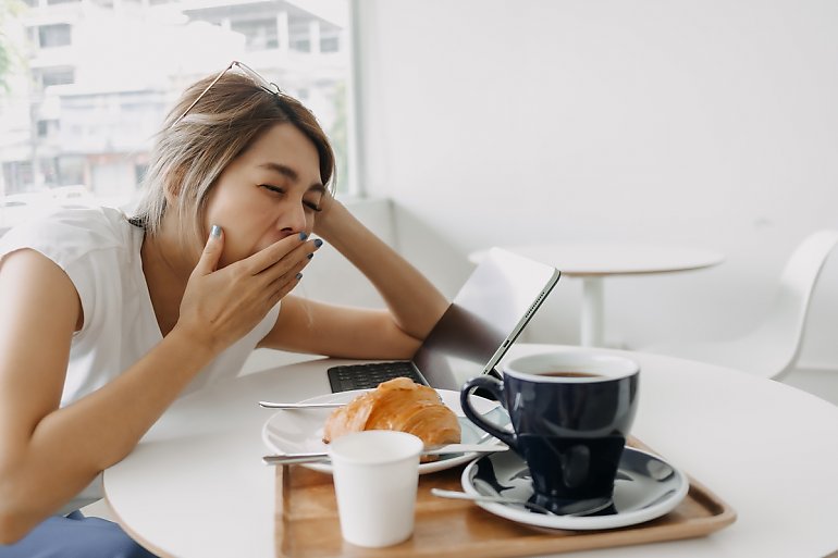 Senność po jedzeniu, napadowa chęć na słodycze i uczucie głód - jak sobie z tym poradzić?