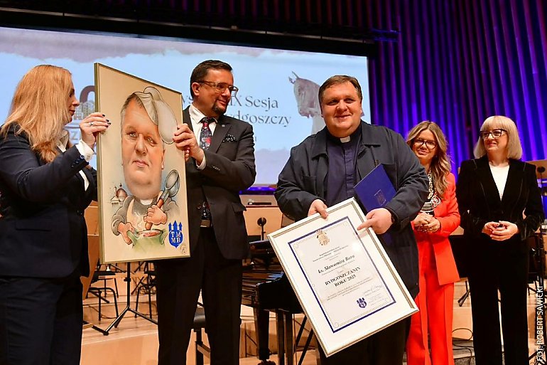 Ks. Sławomir Bar Bydgoszczaninem Roku! Wyróżnienie przyznano w czasie urodzinowej Sesji Rady Miasta