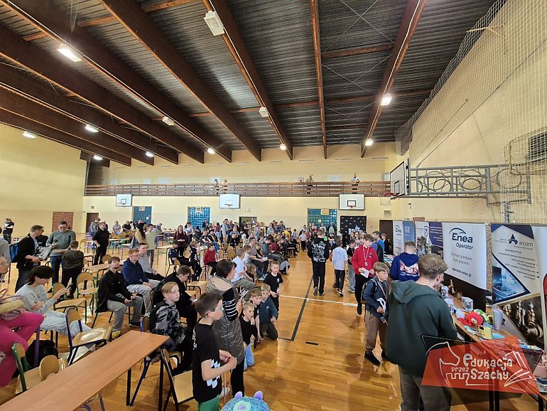 Królewska gra rządzi w Grudziądzu. 121 młodych szachistów przy planszach