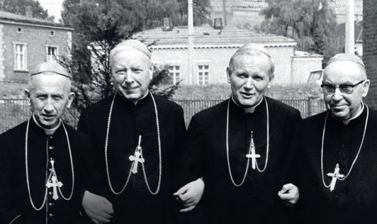 [MIĘDZY WIERSZAMI] Jak Kościół ograł PRL? Książka prof. Rafała Łatki pokazuje kulisy wielkiej gry Episkopatu z komunistami