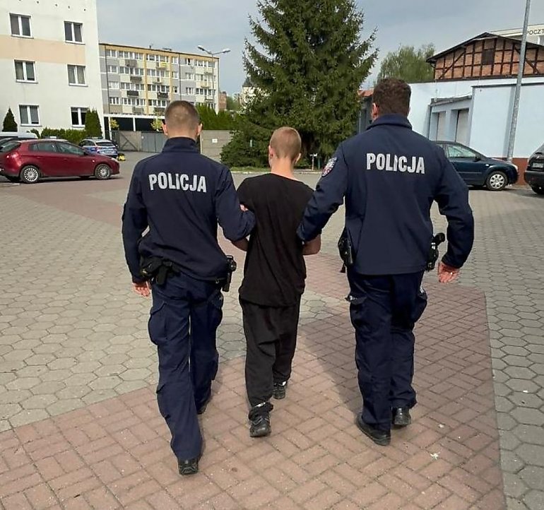 80-latka przechytrzyła oszustów. Nastoletni „odbierak” wpadł w ręce policji