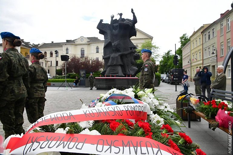 Bydgoszcz czci 81. rocznicę zakończenia II wojny światowej.  Uroczystości i specjalny film od IPN