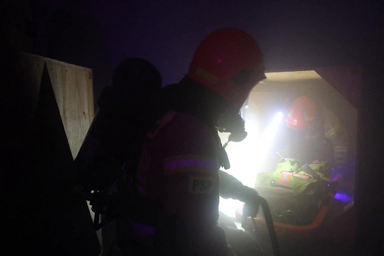 Nocny pożar w bydgoskiej kamienicy. Ranny mężczyzna trafił do szpitala