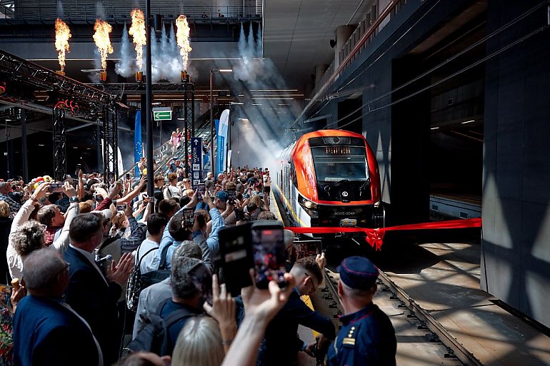 Czternaście nowych pociągów dla Łódzkiej Kolei Aglomeracyjnej. PESA przekazała  Elfy 3.0