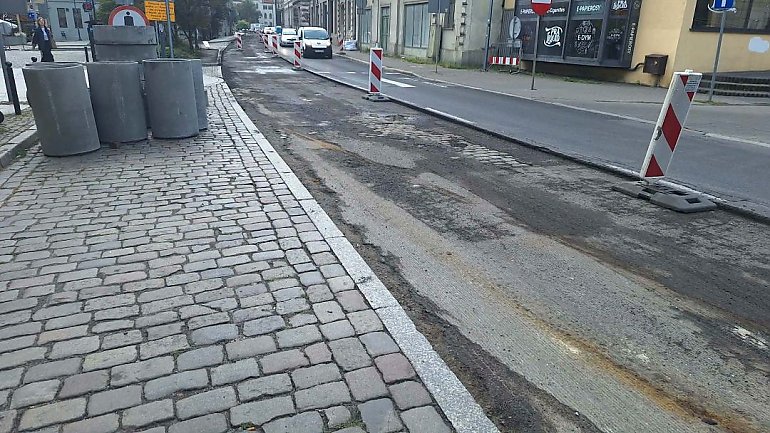 Bydgoszcz na historycznych torach! Remont ul. Poznańskiej odsłonił fragment dawnego torowiska tramwajowego