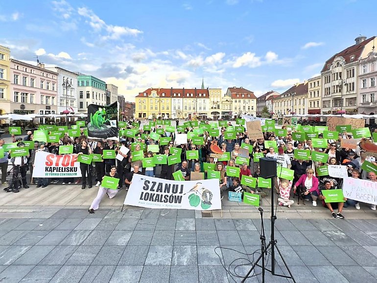 Ponad 200 bydgoszczan protestowało przeciwko kąpielisku w Parku Centralnym. MODrzew chce rozmów z miastem