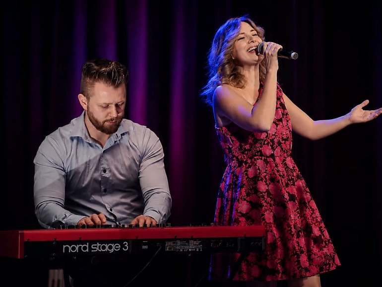 Miłość niejedno ma [muzyczne] imię! Agnieszka Kartaszewicz i Dominik Roch Lesiewicz wyśpiewają je w bydgoskiej Światłown