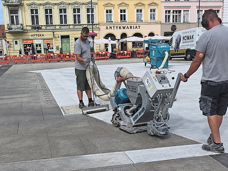 Granit z Chin znów pod śrutownicą. Niekończąca się historia płyty Starego Rynku