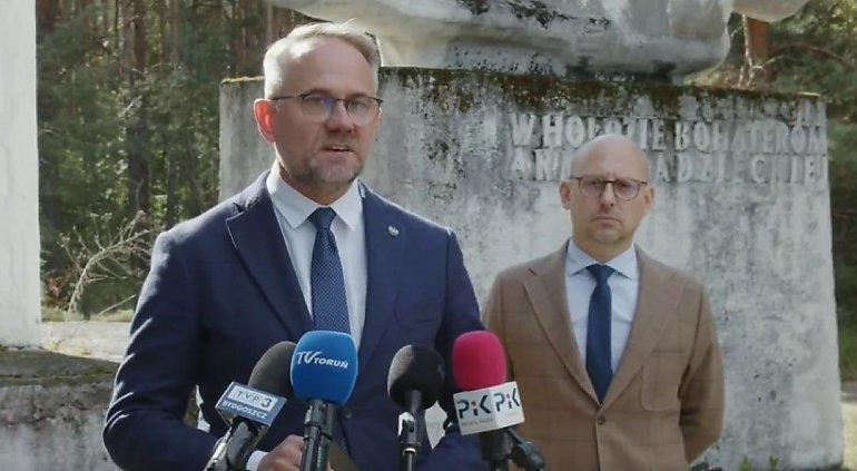 Spór o obelisk na Glinkach w Małej Nieszawce. IPN chce usunąć symbole ZSRR i przypomnieć alianckich jeńców
