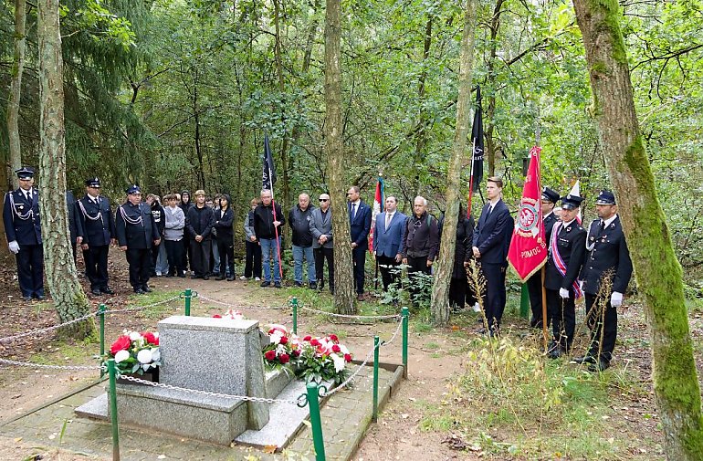 Niemcy mordowali ich nad jeziorem, potem próbowali zatrzeć ślady. Pamięć o ofiarach zbrodni w Borównie