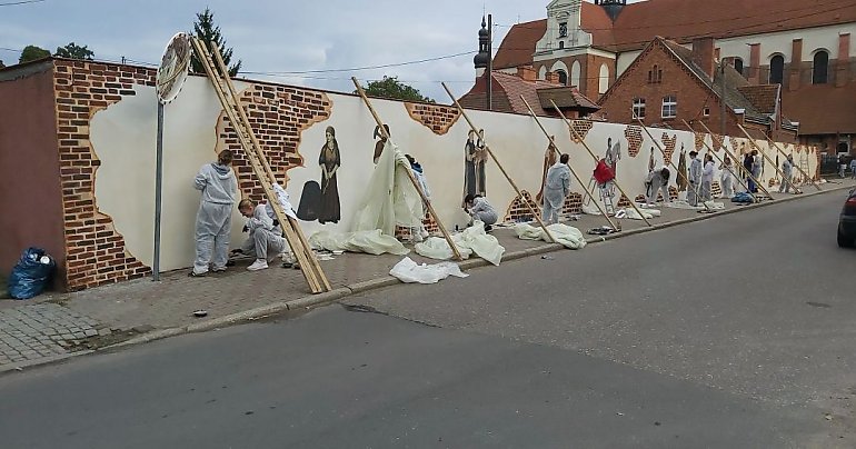 Od średniowiecza po Marysieńkę. Historia Koronowa na nowym muralu