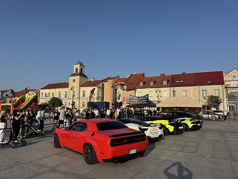Ferrari i Lamborghini przyjadą do Świecia. Przejażdżki pomogą kupić karetkę dla dzieci