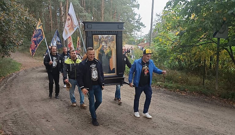Z różańcem przez Bydgoszcz. Kim są Wojownicy Maryi? [WIDEO]