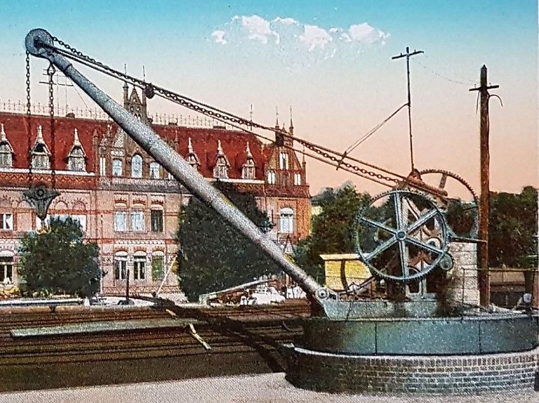 Replika portowego żurawia stanie przy Rybim Rynku w Bydgoszczy