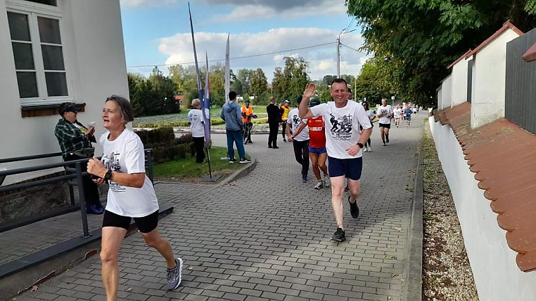 Bez ścigania, za to z pamięcią i modlitwą. Blisko 200 osób pobiegło z Bydgoszczy do Górska śladami ks. Popiełuszki