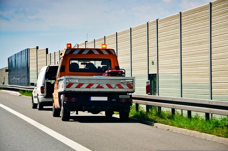Wyposażenie awaryjne w samochodzie – co warto mieć ponad ustawowe minimum?
