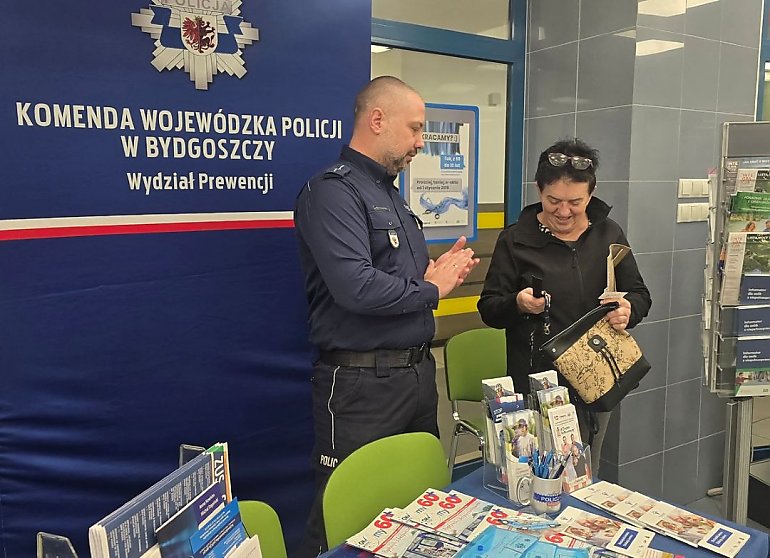 Oszust podaje się za policjanta, pracownika ZUS albo zakochanego żołnierza. Bydgoscy policjanci tłumaczyli, jak nie dać się nabrać