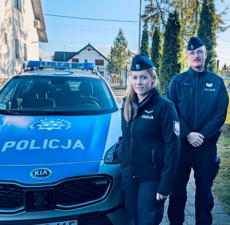 Pożar poddasza kamienicy w Mroczy. Policjanci i ratownicy ewakuowali domowników