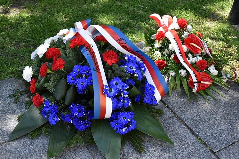 Kwiaty i wieńce pod Pomnikiem Wolności w 73. rocznicę zakończenia wojny 
