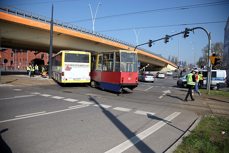 Autobus zderzył się z tramwajem. Są ranni