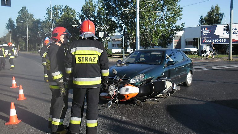 Na Toruńskiej motor zderzył się z samochodem [ZDJĘCIA]