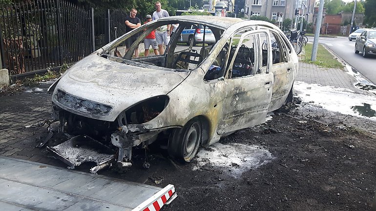 Pożar samochodu na Bronikowskiego [ZDJĘCIA]