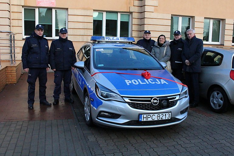 Nowy radiowóz dla policjantów z gminy Dobrcz 