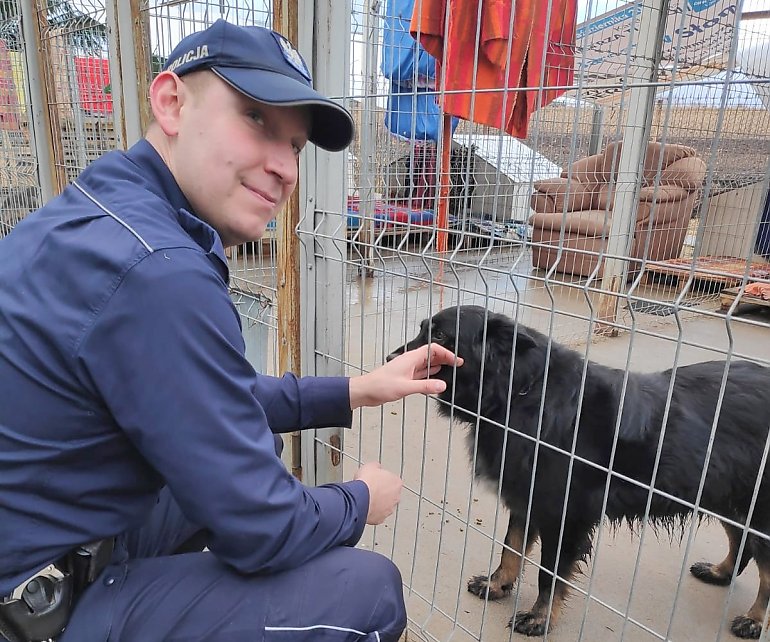 Dzielnicowy obdarował przytulisko dla psów w Bysławiu