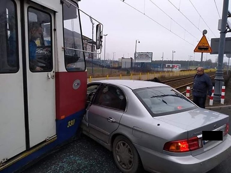 Zderzenie tramwaju z autem osobowym na Gdańskiej 