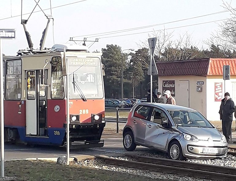 Zderzenie tramwaju z samochodem osobowym w Fordonie [ZDJĘCIA]