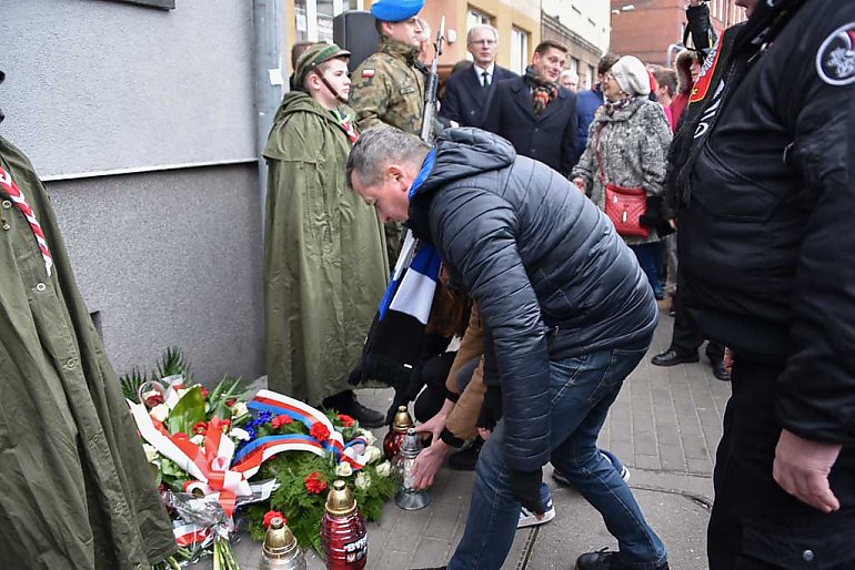 Tu mordowano polskich patriotów - odsłonięcie tablicy pamiątkowej [ZDJECIA, WIDEO]