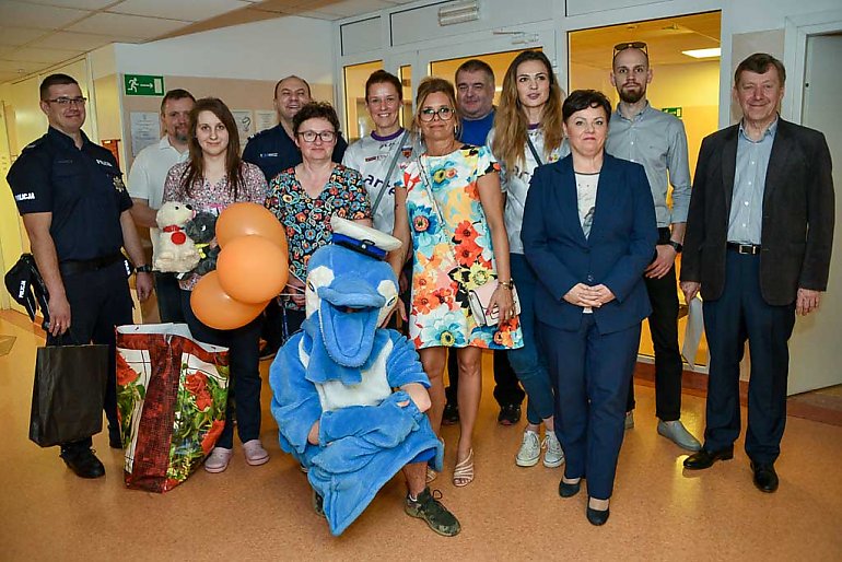 Mali pacjenci z bydgoskiego szpitala obdarowani prezentami [ZDJĘCIA]