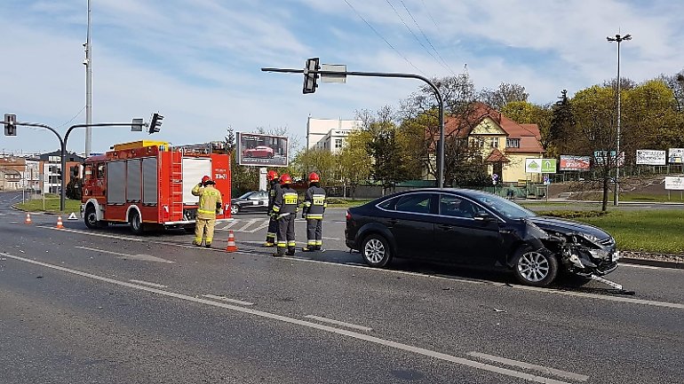 Zderzenie dwóch samochodów osobowych na placu Poznańskim [ZDJĘCIA]