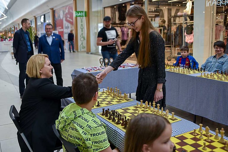 Rodzinne granie w szachy staje się popularne [ZDJĘCIA]